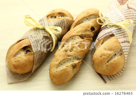 Karenz and walnut bread 16276465
