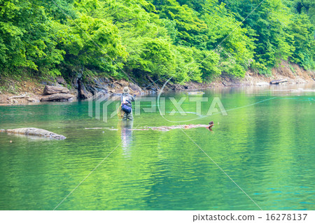 新潟縣魚沼市·Lake Okadaden湖清澈的溪水在水面上反映出來 16278137
