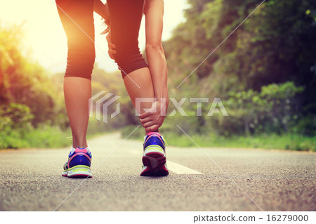 woman runner hold her sports injured leg 16279000