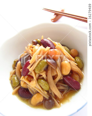 煮熟的煮沸的豆和蘑菇 煮熟的煮沸的豆和蘑菇 16279489