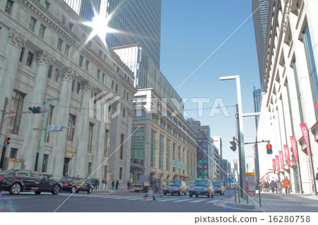 Nihonbashi Muromachi 2-chome十字路口 16280758