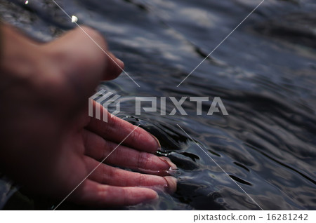 用手撫摸河水 16281242