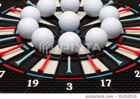 Detail dartboard with golf balls 16282018