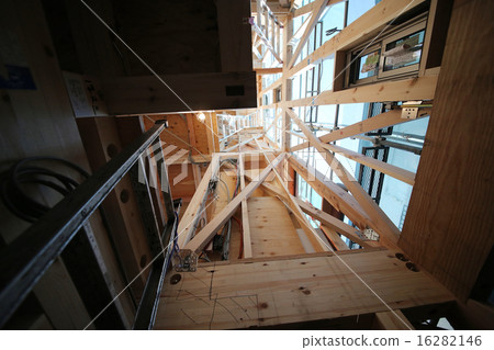 施工現場圖像的狹窄的房屋3層木房子木軸組裝方法向上看 16282146