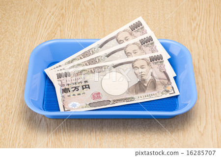 托盤上有10，000日元紙幣 16285707