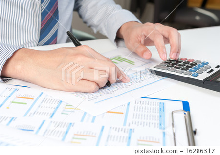 Businessman show analyzing report 16286317