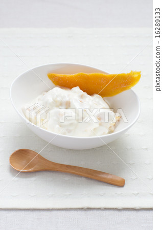 Mango yogurt (vertical position • diagonally from above) Mango yogurt (vertical position • diagonally from above) 16289133