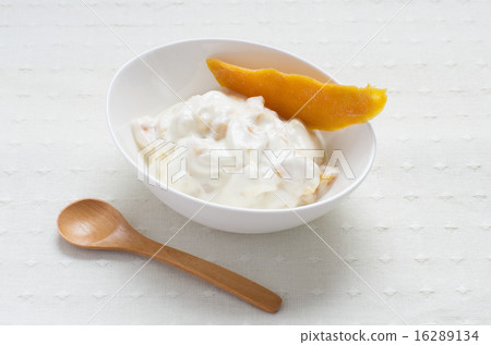 Mango yogurt (horizontal position • diagonally from above) Mango yogurt (horizontal position • diagonally from above) 16289134