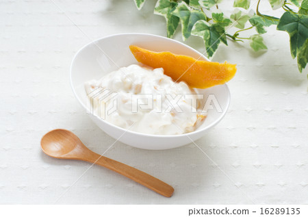 Mango yogurt (horizontal position • diagonally from above • ivy) Mango yogurt (horizontal position • diagonally from above • ivy) 16289135