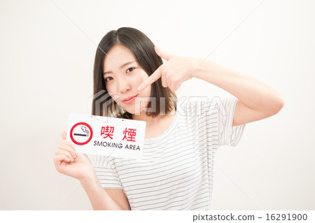 一名年輕女子強調吸煙 一名年輕女子強調吸煙 16291900