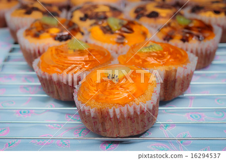 Classic Cupcakes 16294537