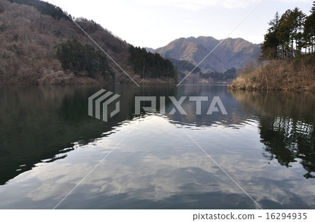一個安靜的早晨湖 一個安靜的早晨湖 16294935