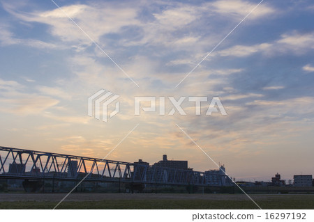 黎明前的鐵橋 16297192
