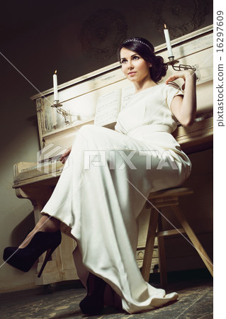 Young lady with the piano 16297609