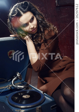 Yoing girl with the gramophone 16297612