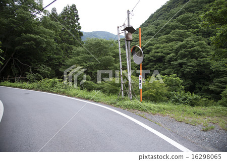 山道路彎曲的鏡子 山道路彎曲的鏡子 16298065