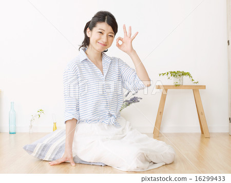 Room OK woman to sign 16299433