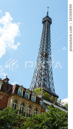 Eiffel tower and Parisian house with mansards. 16300940