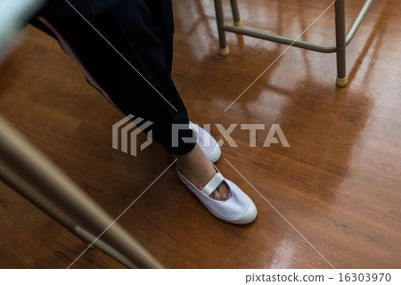 學校的女生 16303970