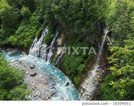 White mustache waterfall and Biei river (Shirogane Onsen, Biei-cho) 16304951