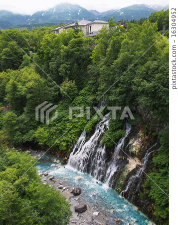 White mustache waterfall, view of Tokachi dake mountains (Shirogane Onsen, Biei-cho) 16304952