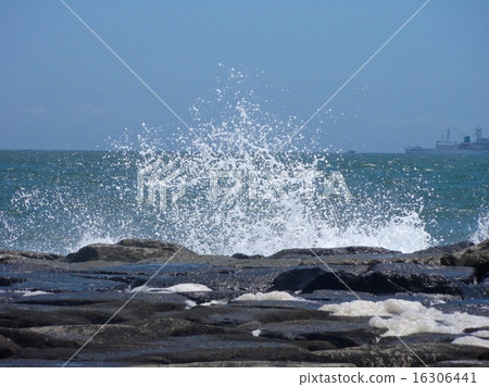 Crushed wave splashes Crushed wave splashes 16306441