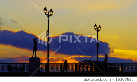 在天空中散步 在天空中散步 16307653