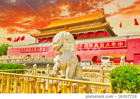 Lions on Tiananmen Square  16307728