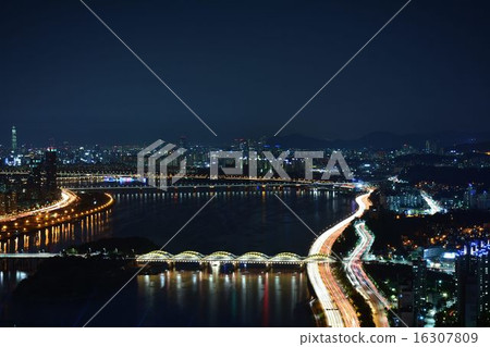 漢江夜視圖在韓國漢城和汽車輕的踪影 漢江夜視圖在韓國漢城和汽車輕的踪影 16307809