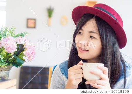 Asian beautiful woman drinking coffee in cafe Asian beautiful woman drinking coffee in cafe 16319109