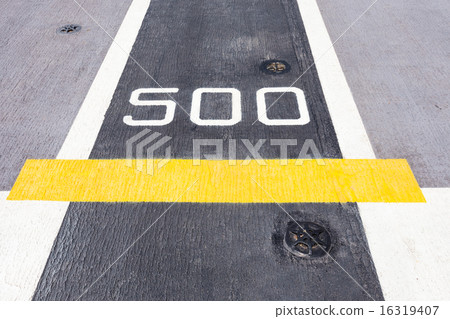 Five hundred metre sign on the road. 16319407