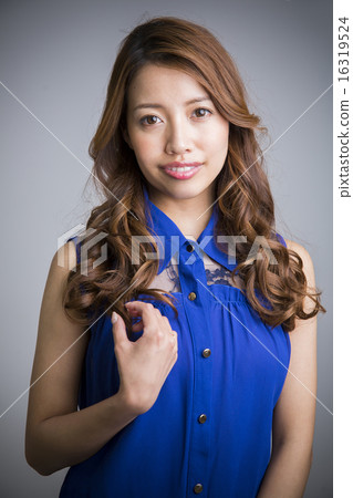 Portrait young lady 16319524