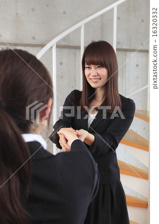 A young woman shaking hands 16320332
