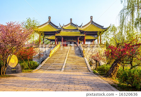 Five Pavilion Bridge on the Lender west lake 16320636
