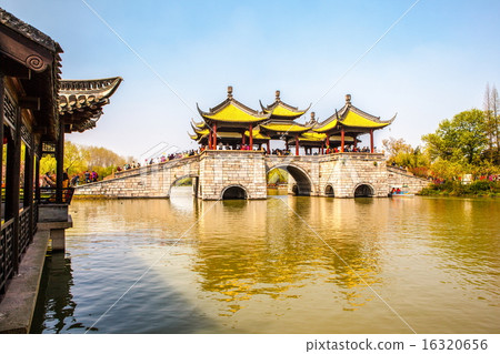 Five Pavilion Bridge on the Lender west lake Five Pavilion Bridge on the Lender west lake 16320656
