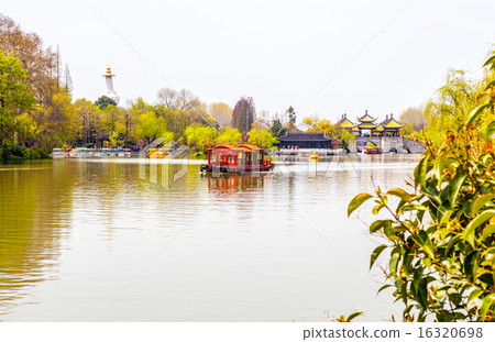 Lender west lake in spring 16320698