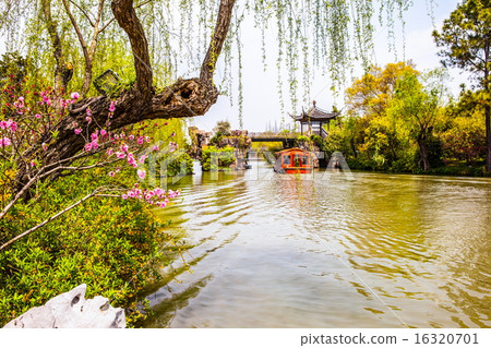 Lender west lake in spring 16320701