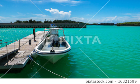 Diving boat on Onna village 16321599