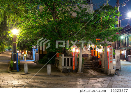 Tatsumi Shrine at night 16325877