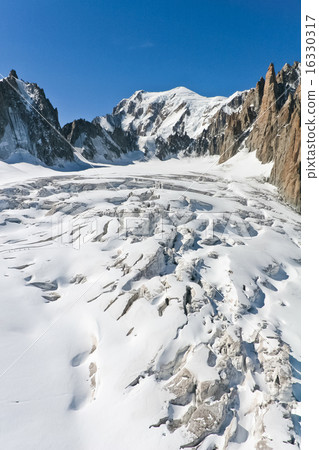 Mont Blanc - l'Aiguille du Midi 16330317