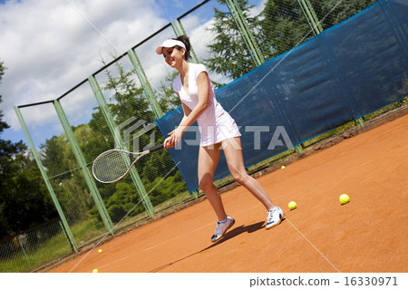 Playing tennis, natural colorful tone 16330971