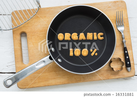 Alphabet crackers word ORGANIC putting in pan 16331881