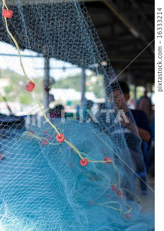 Fisherman repairing fishing net Fisherman repairing fishing net 16333214