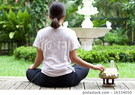 Woman do meditating 16334050