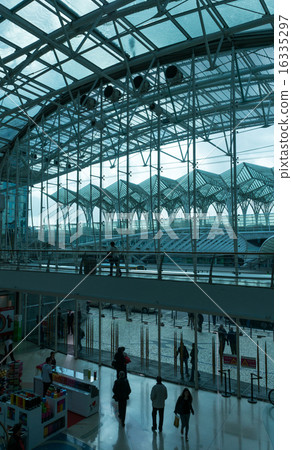 Modern train station Modern train station 16335297