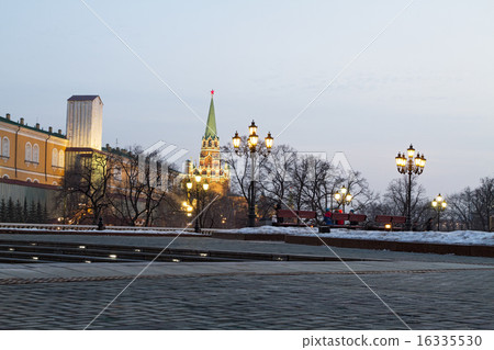 Manezh  overlooking the walls of the  Kremlin . 16335530