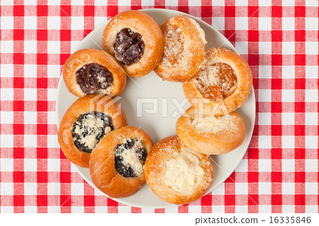 cake on the checkered tablecloth 16335846