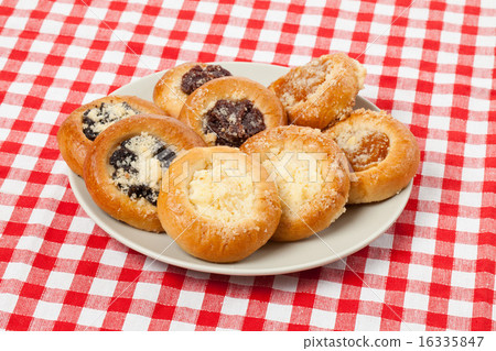 cake on the checkered tablecloth 16335847