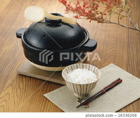 在鍋裡煮熟的豐滿米飯 在鍋裡煮熟的豐滿米飯 16336208