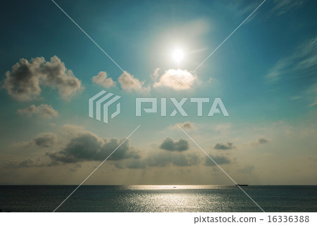 晴空萬裡,雲朵倒映著海面的光芒。 晴空萬裡,雲朵倒映著海面的光芒。 16336388